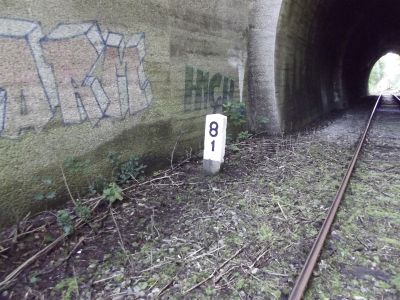 Kilometerstein am Nordportal des Tiefenbacher Tunnels